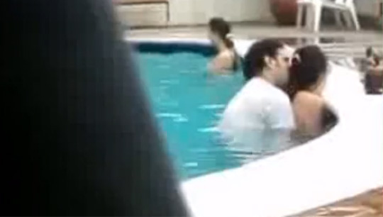 Pareja mexicana follando en la piscina del hotel